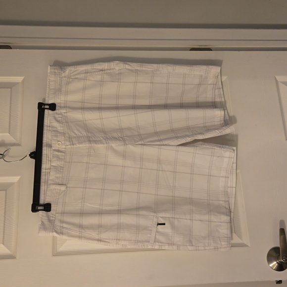 Mens Greg Norman Shorts Size 42 Waist NWOT Set of  2! Gray plaid and white plaid - Picture 5 of 8